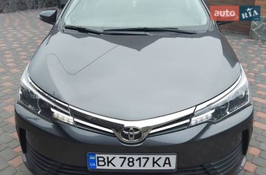 Седан Toyota Corolla 2018 в Ровно