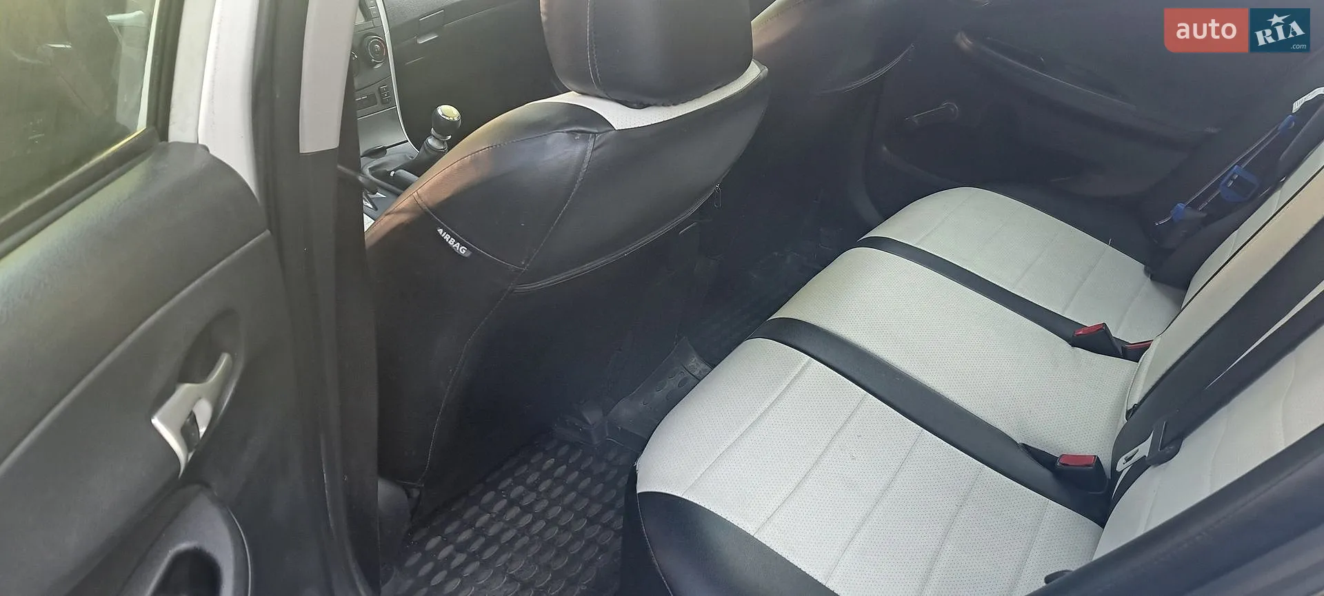 2010 Toyota Corolla - мініатюра 20