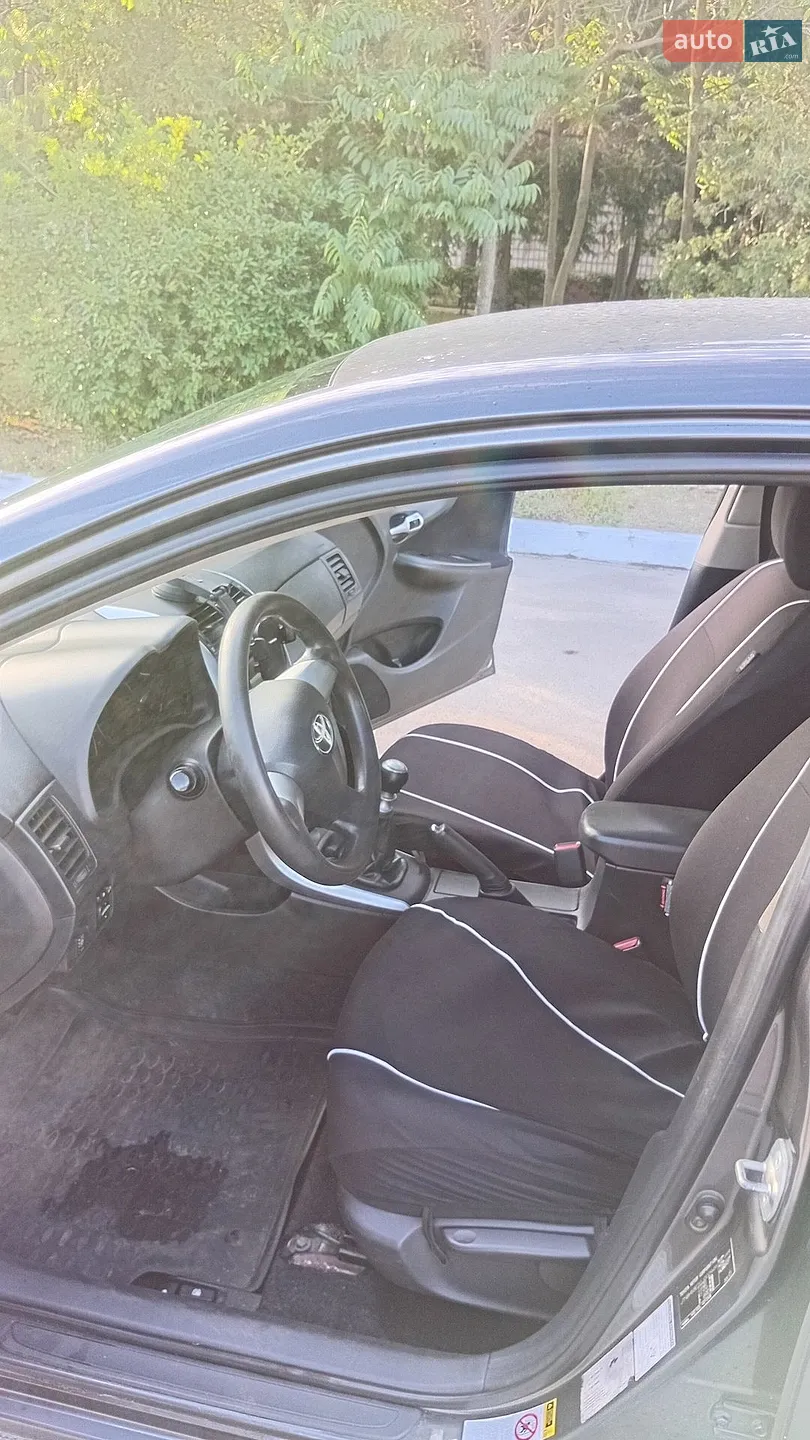 2010 Toyota Corolla - мініатюра 9