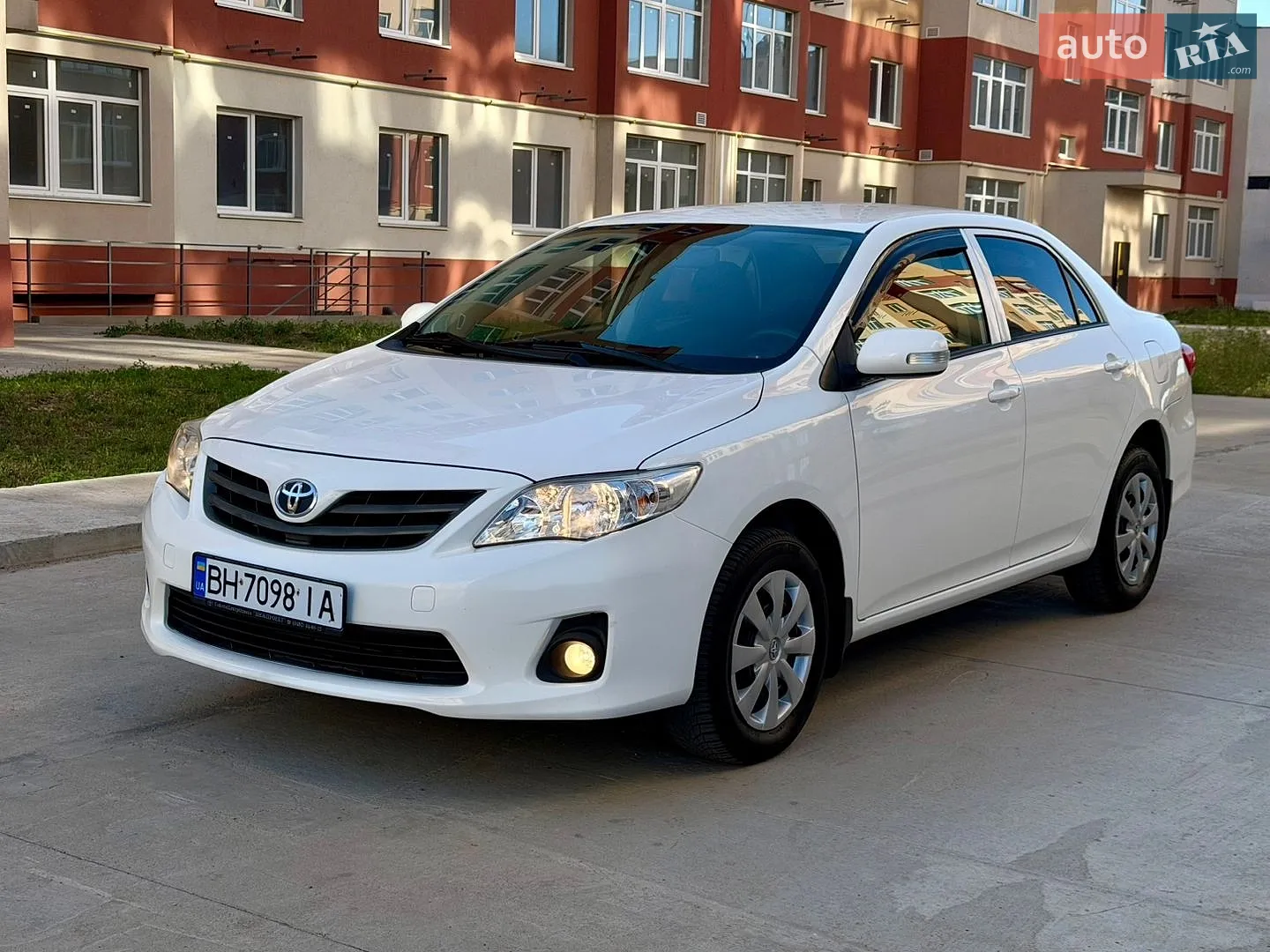 Toyota Corolla 2018 VIN 5YFBURHE1JP818300 фото оголошення 5 з 21