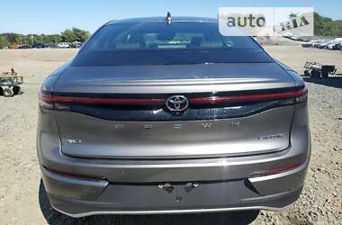 Седан Toyota Crown 2022 в 