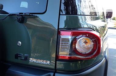 Позашляховик / Кросовер Toyota FJ Cruiser 2014 в 