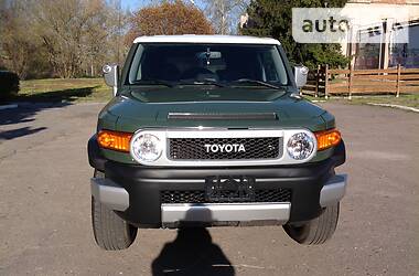 Позашляховик / Кросовер Toyota FJ Cruiser 2014 в 