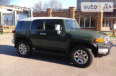 Позашляховик / Кросовер Toyota FJ Cruiser 2014 в 