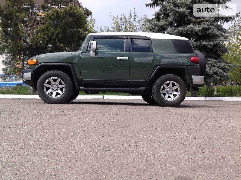 Позашляховик / Кросовер Toyota FJ Cruiser 2014 в 