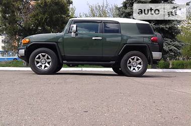 Позашляховик / Кросовер Toyota FJ Cruiser 2014 в 