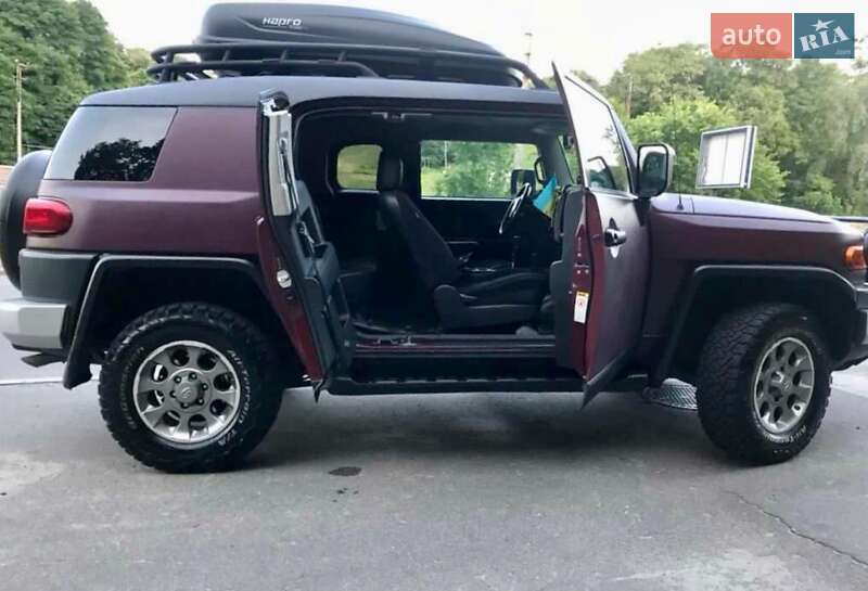 Внедорожник / Кроссовер Toyota FJ Cruiser 2011 в Киеве