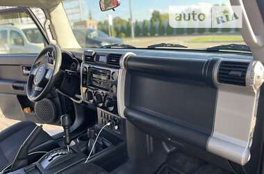 Позашляховик / Кросовер Toyota FJ Cruiser 2006 в 