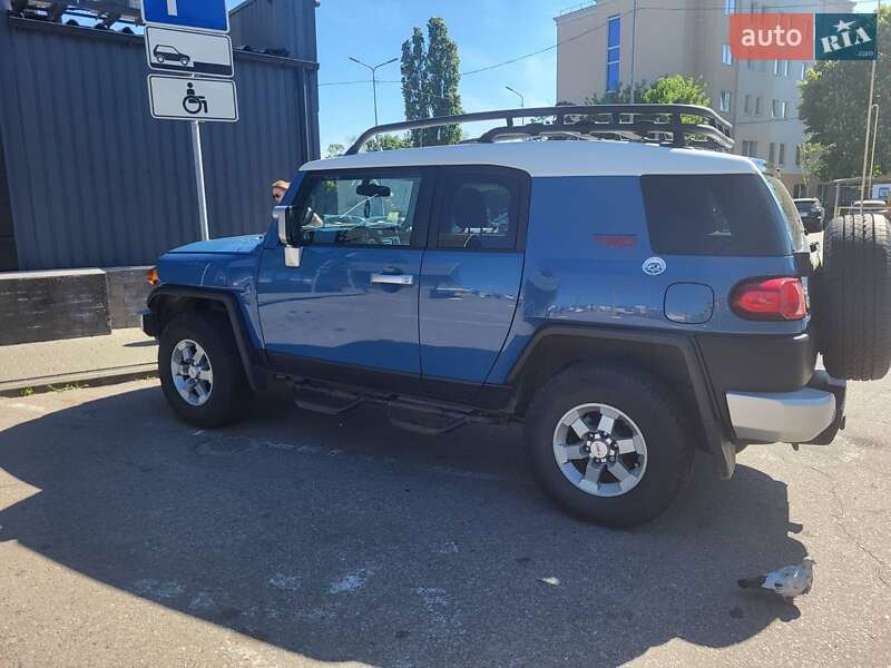 Позашляховик / Кросовер Toyota FJ Cruiser 2011 в Кременчуці