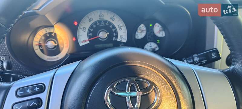 Внедорожник / Кроссовер Toyota FJ Cruiser 2010 в Киеве