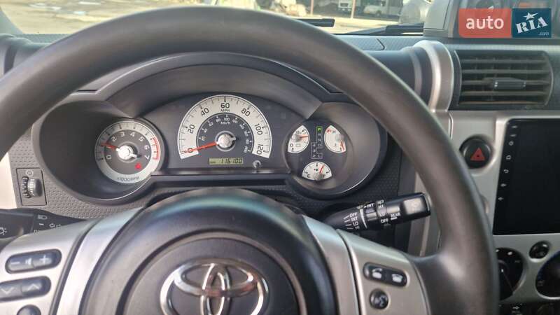 Позашляховик / Кросовер Toyota FJ Cruiser 2014 в Карлівці