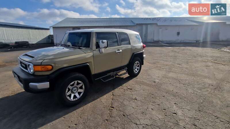 Позашляховик / Кросовер Toyota FJ Cruiser 2014 в Карлівці