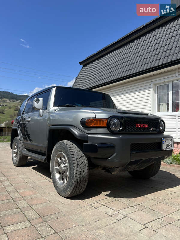 Внедорожник / Кроссовер Toyota FJ Cruiser 2012 в Рахове