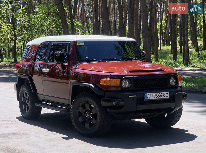 Внедорожник / Кроссовер Toyota FJ Cruiser 2008 в 