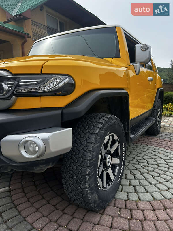 Позашляховик / Кросовер Toyota FJ Cruiser 2014 в Тячеві