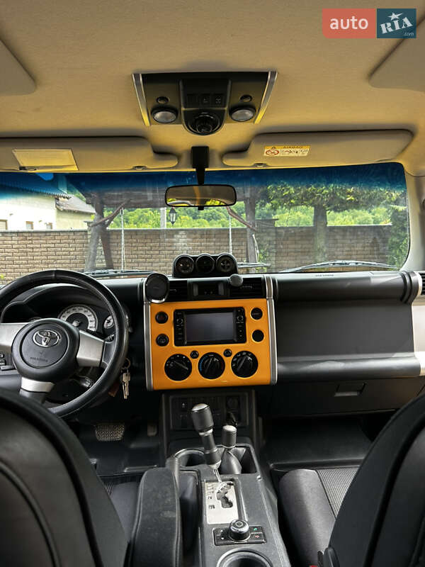 Позашляховик / Кросовер Toyota FJ Cruiser 2014 в Тячеві