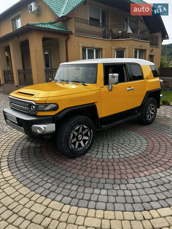 Позашляховик / Кросовер Toyota FJ Cruiser 2014 в Тячеві