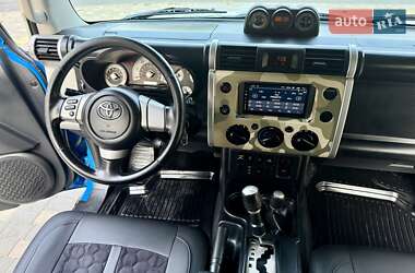 Внедорожник / Кроссовер Toyota FJ Cruiser 2006 в 