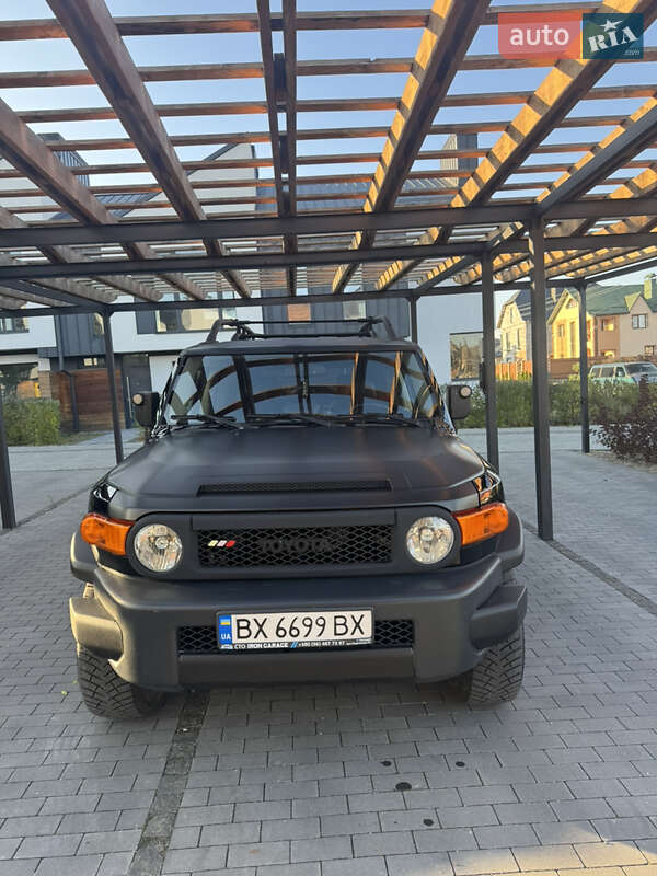 Позашляховик / Кросовер Toyota FJ Cruiser 2011 в Хмельницькому