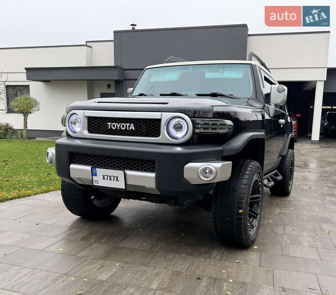 Внедорожник / Кроссовер Toyota FJ Cruiser 2014 в Обухове