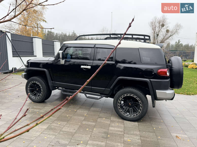 Внедорожник / Кроссовер Toyota FJ Cruiser 2014 в Обухове