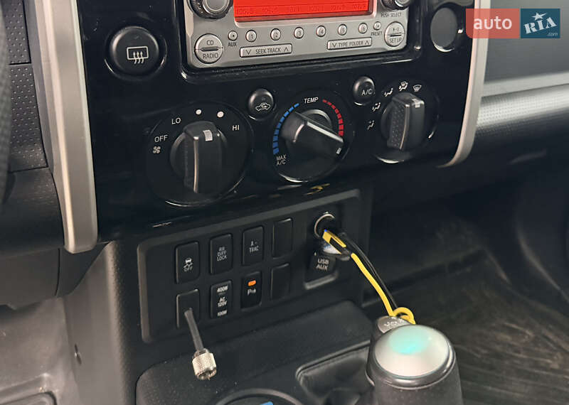 Внедорожник / Кроссовер Toyota FJ Cruiser 2014 в Обухове