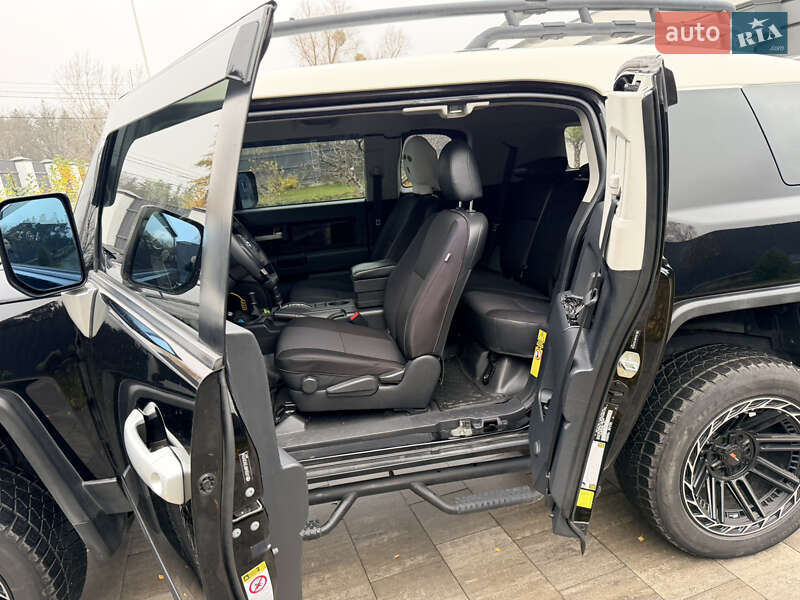 Внедорожник / Кроссовер Toyota FJ Cruiser 2014 в Обухове