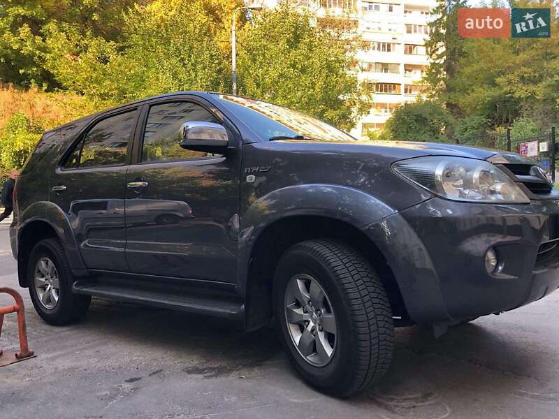 Позашляховик / Кросовер Toyota Fortuner 2007 в Києві
