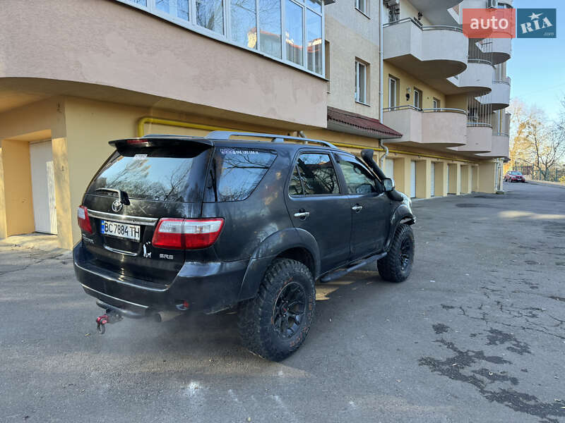 Позашляховик / Кросовер Toyota Fortuner 2006 в Львові