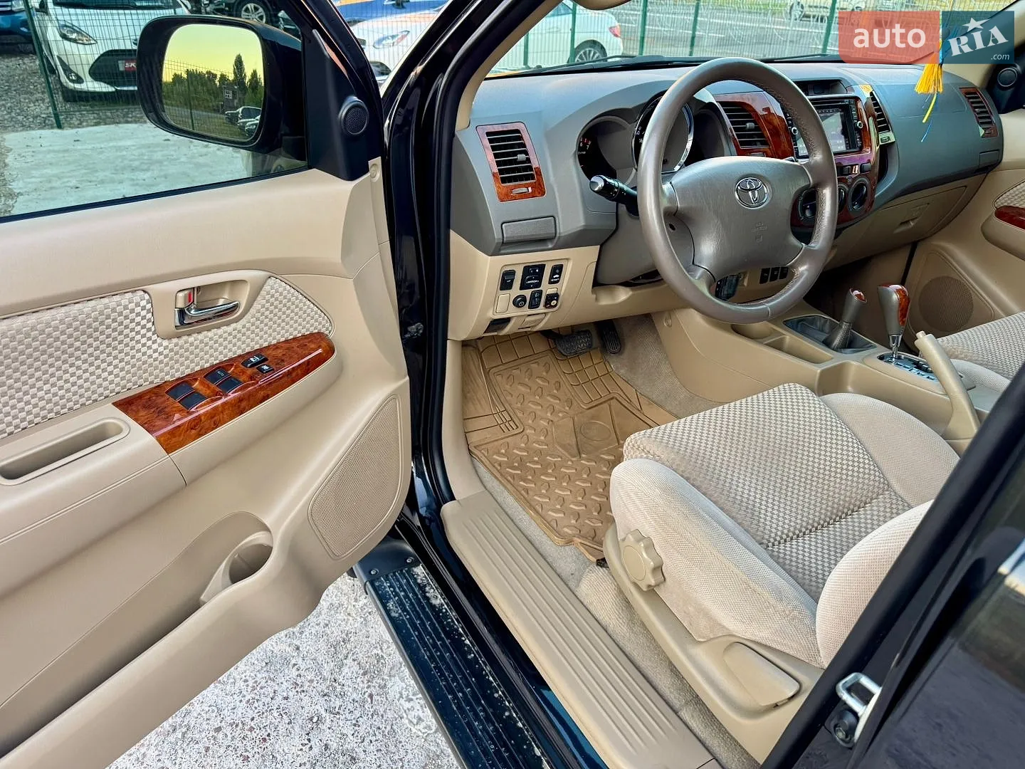 2010 Toyota Fortuner - мініатюра 9