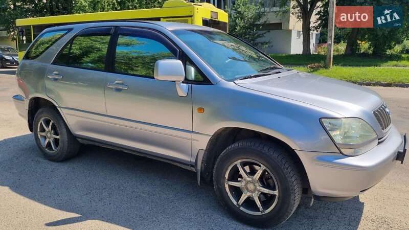 Внедорожник / Кроссовер Toyota Harrier 2001 в Львове