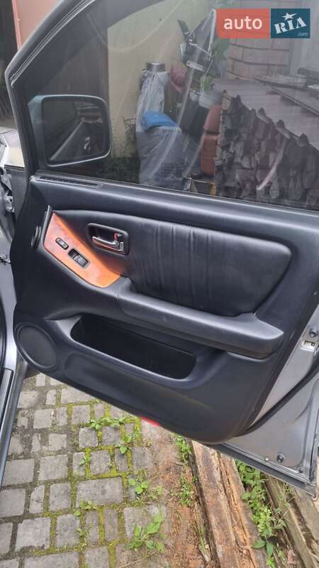 Внедорожник / Кроссовер Toyota Harrier 2001 в Львове