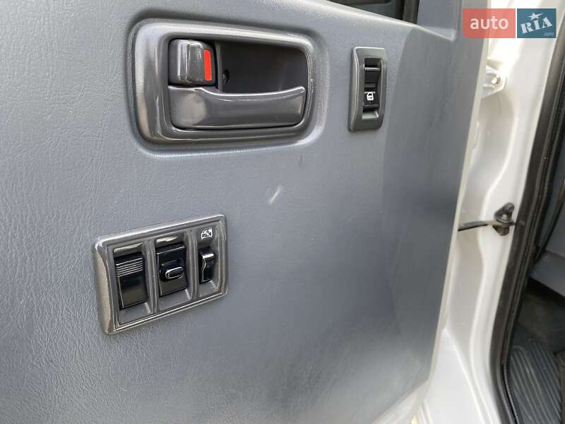 Минивэн Toyota Hiace 2008 в Южном