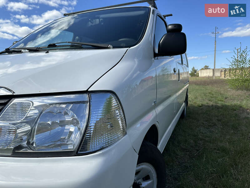 Мінівен Toyota Hiace 2012 в Сарнах