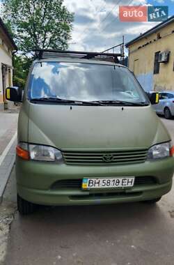 Грузопассажирский фургон Toyota Hiace 2004 в Львове