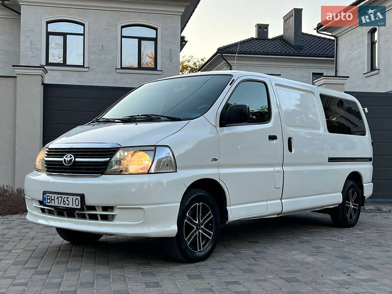 Toyota Hiace 2011
