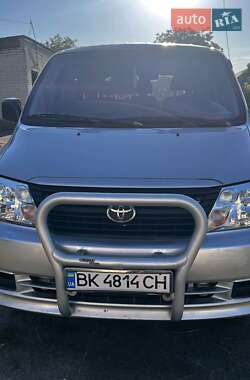 Мінівен Toyota Hiace 2006 в Сарнах