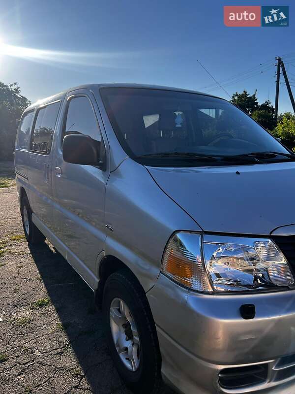 Мінівен Toyota Hiace 2006 в Сарнах