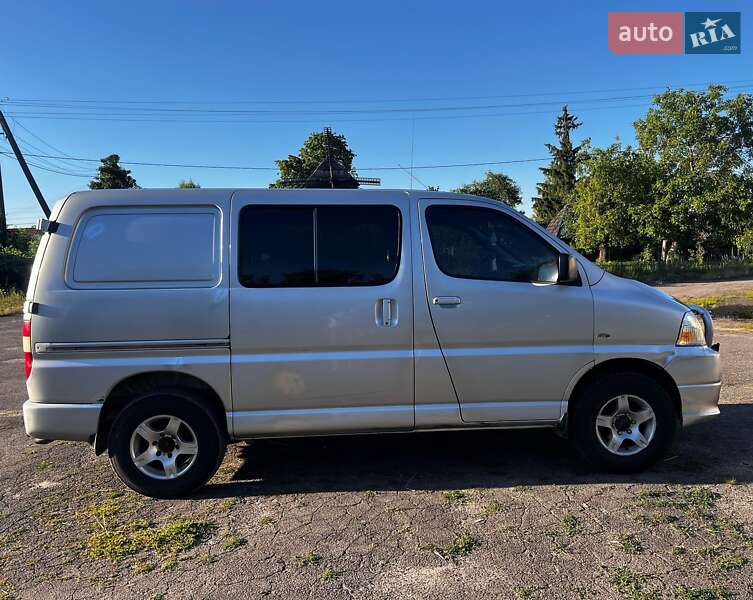 Мінівен Toyota Hiace 2006 в Сарнах