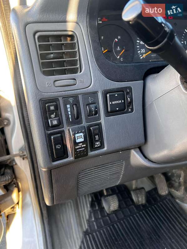 Мінівен Toyota Hiace 2006 в Сарнах