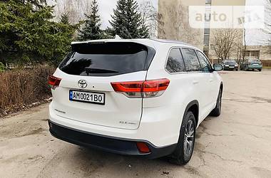 Позашляховик / Кросовер Toyota Highlander 2018 в 