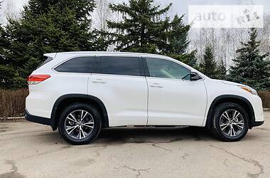 Позашляховик / Кросовер Toyota Highlander 2018 в 