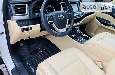 Позашляховик / Кросовер Toyota Highlander 2018 в 