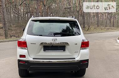 Позашляховик / Кросовер Toyota Highlander 2014 в 