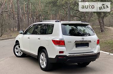 Позашляховик / Кросовер Toyota Highlander 2014 в 