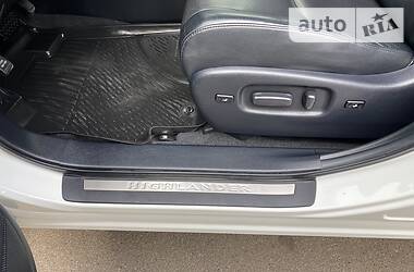 Позашляховик / Кросовер Toyota Highlander 2014 в 