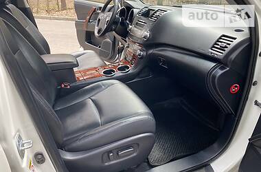 Позашляховик / Кросовер Toyota Highlander 2014 в 
