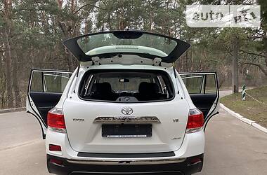 Позашляховик / Кросовер Toyota Highlander 2014 в 
