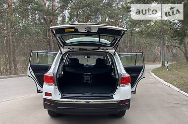 Позашляховик / Кросовер Toyota Highlander 2014 в 
