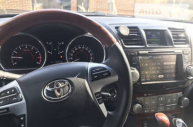 Позашляховик / Кросовер Toyota Highlander 2012 в 